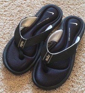 womens nike flip flops size 9