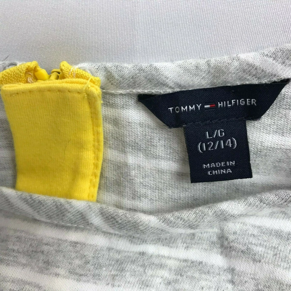 Vestido Tommy Hilfiger Niña Gris Blanco Rayas Amarillo Detalle Bolsillos Delanteros Foto 4 de 4