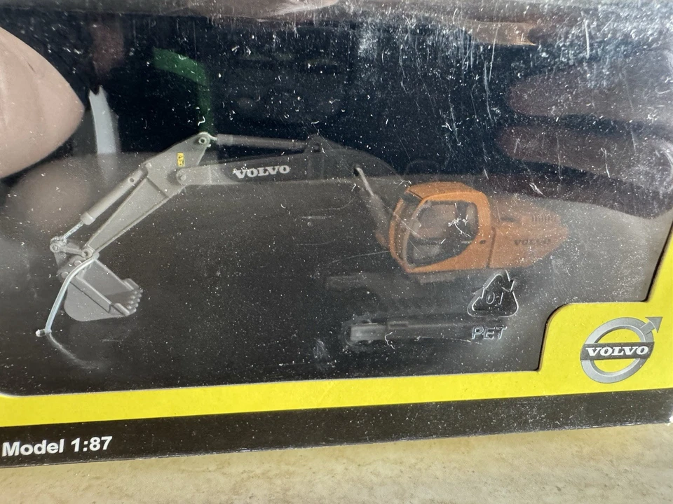 MEZZO DA LAVORO STRADALE ESCAVATORE CINGOLI VOLVO 1:87 NUOVO BOX DA COLLEZIONE - Immagine 2 di 4