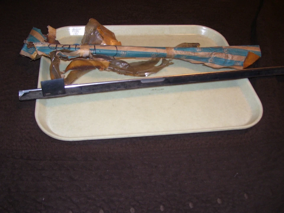 BUICK 7684077 1967-1968 LESABRE WILDCAT & ELECTRA 04 DOOR HARDTOP REVEAL MOLDING - Image 3 of 3