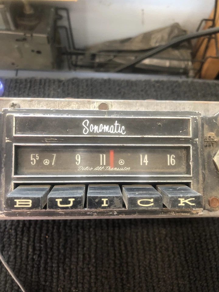 Buick Lesabre 1963, Wildcat, Electra Am radio pulsador con una perilla Foto 3 de 4
