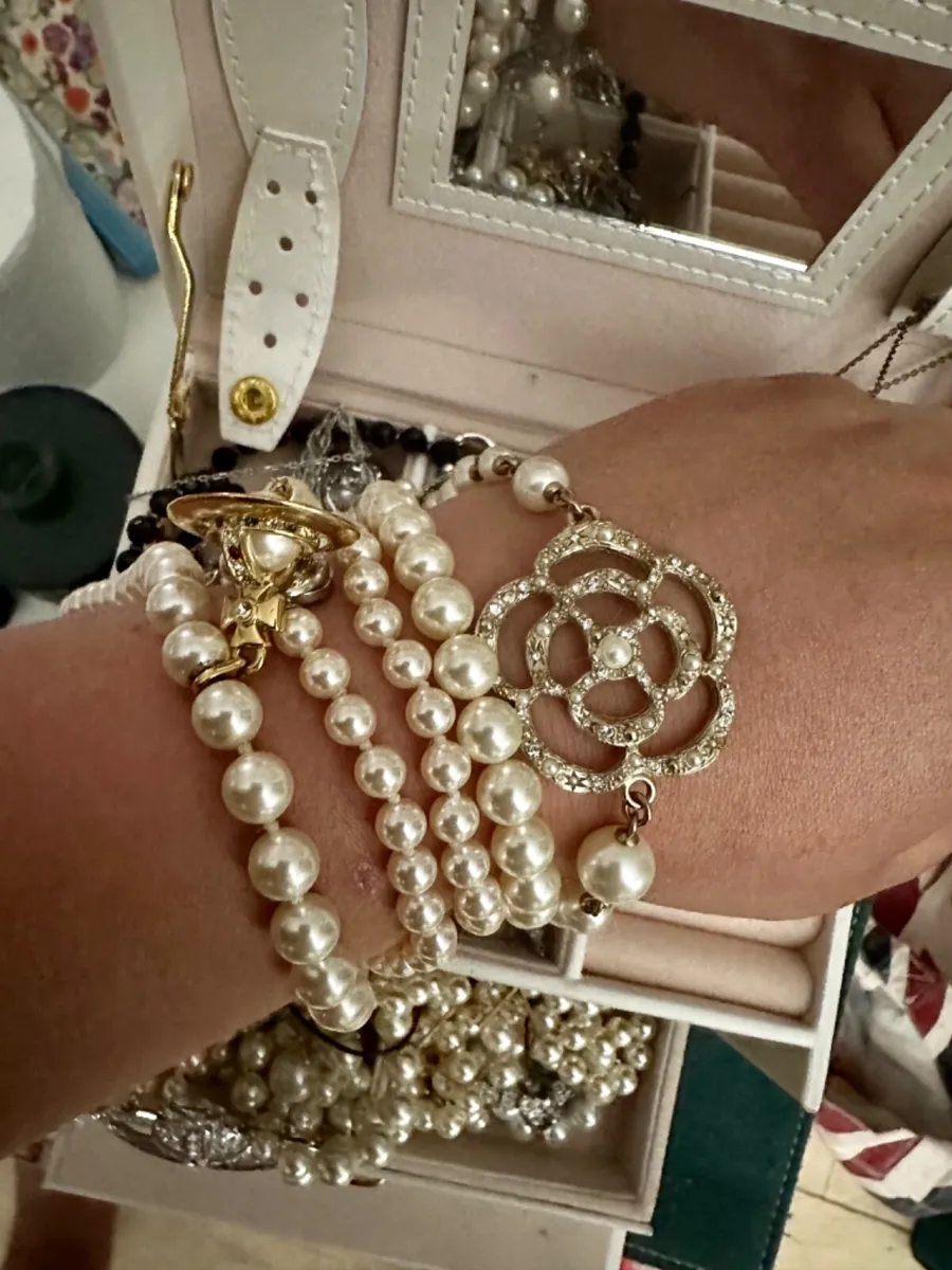 Chanel Camellia pearl bracelet with bronzing double C