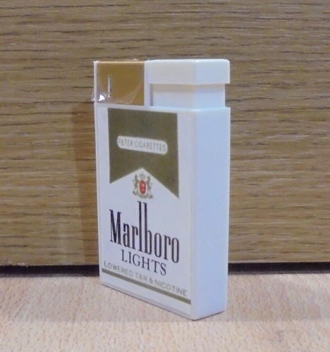 MARLBORO LIGHTS CIGARETTES ADVERTISIGN VTG LIGHTER - NOT WORKING - Picture 3 of 11