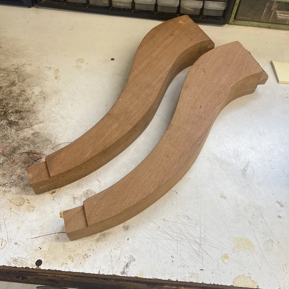 Par de patas de mesa de comedor de caoba con patas de sable Foto 3 de 4