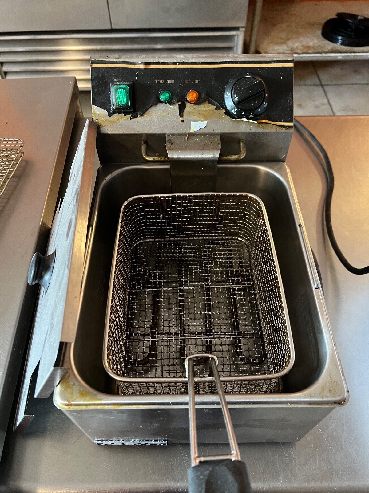 Avantco Electric Restaurant Compact Countertop Deep Fryer 177F100