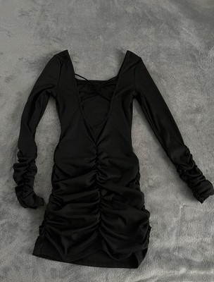 Schwarzes Minikleid rückenfrei mit schönem Ausschnitt eng dehnbar