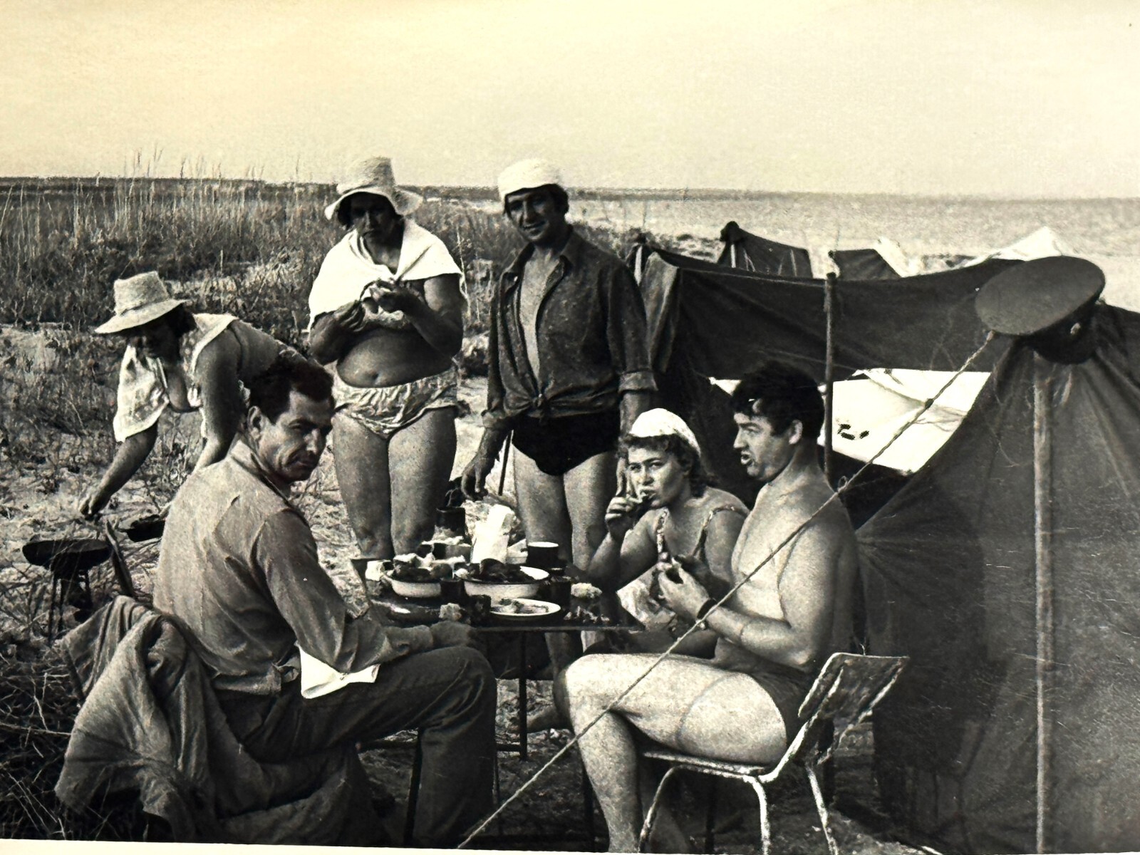 Traje de baño vintage en blanco y negro de los años 70 sin camisa para hombres adultos mujeres grasas