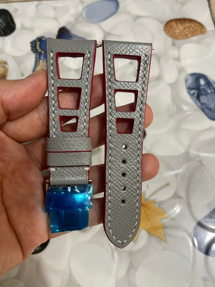 Correa de reloj acolchada de cuero de becerro Epsom gris real genuino de 24 mm/20 mm Foto 3 de 4