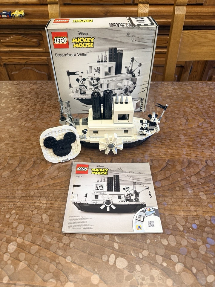 LEGO Ideas 21317 Steamboat Willie, foto 1 di 5
