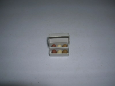 Eierkarton mit 6 Eiern / Box with Six Fresh Eggs Puppenstube Dollhouse 1:12 4658