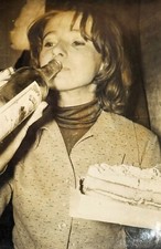 Botella de vodka soviética de colección bebe mujer joven bonita de los años 60 foto instantánea en blanco y negro