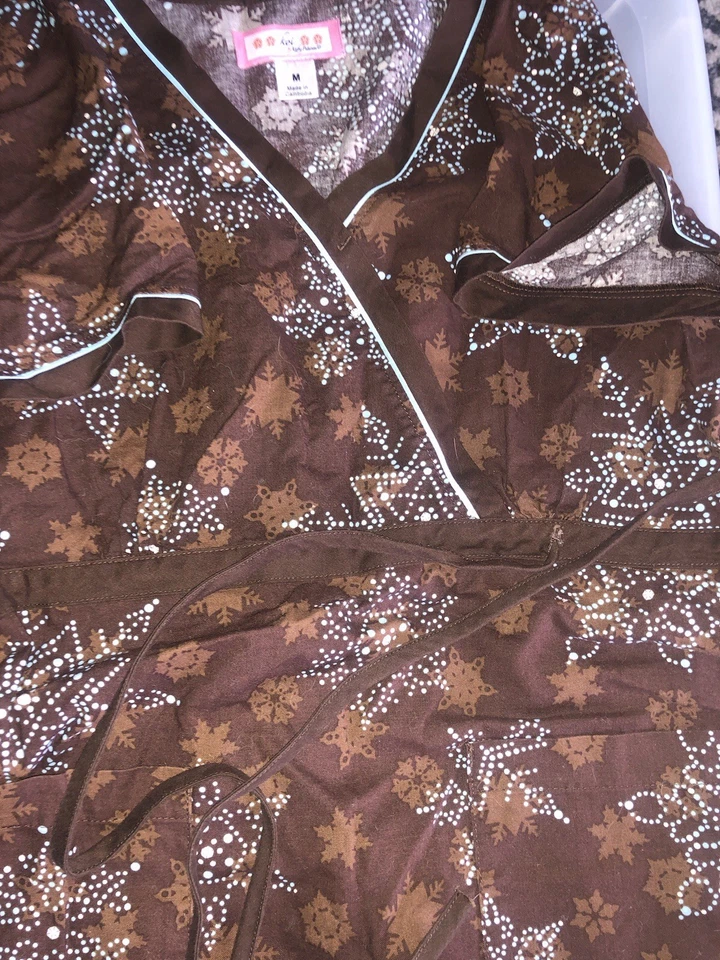 Ladies (medium) Brown Short Sleeve (Koi) Scrub Top With Pockets And Drawstring  - Image 3 of 4