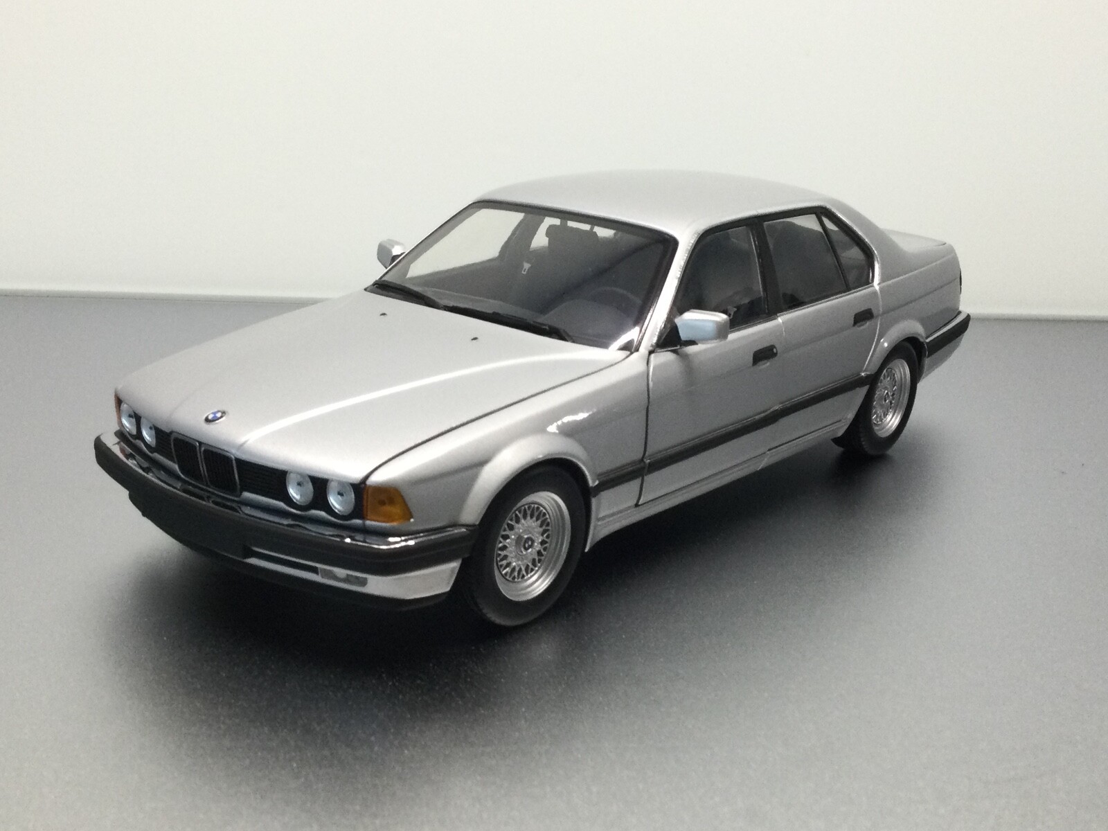 14時までの注文で即日配送 【1/18】 PMA ミニチャンプス BMW 730i 1987
