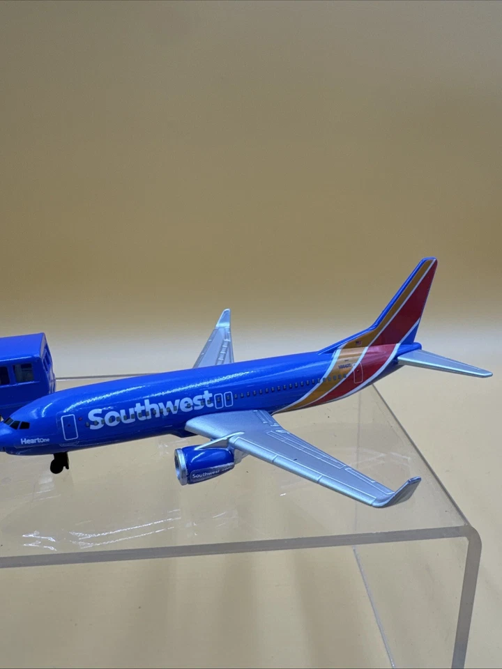Autobús y avión diecast Southwest Airlines Daron Boeing 737 con letreros y equipaje Foto 2 de 4