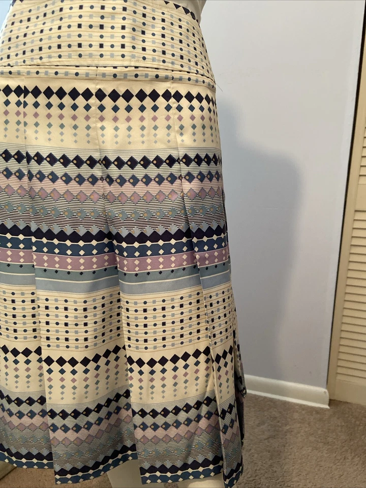 Kenneth Cole Reaction 100% Silk Pleated Skirt Ivory Blue polkadots diamonds Sz 8 - Imagem 4 de 4