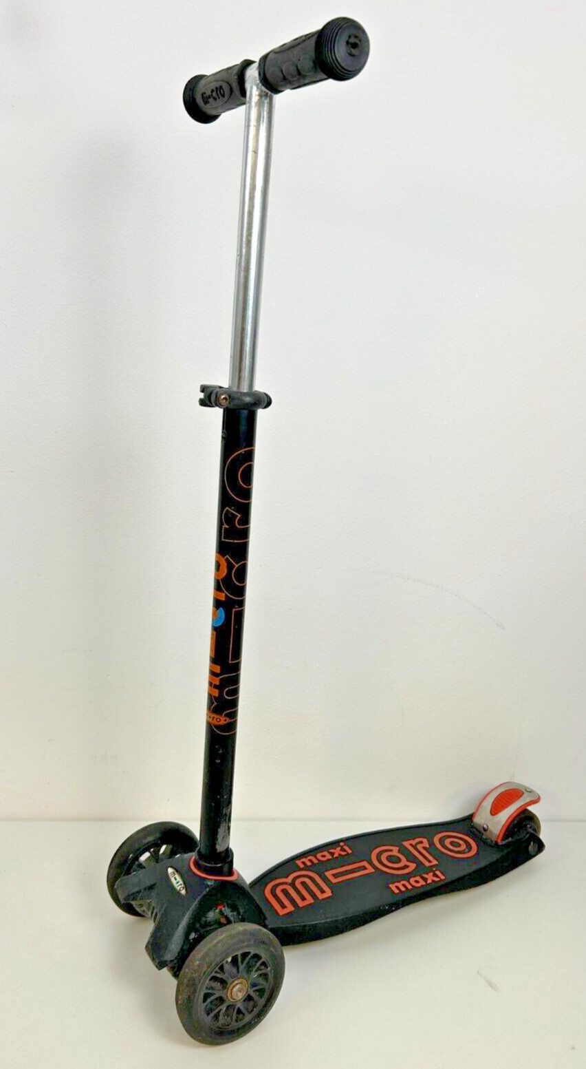 Maxi Micro Deluxe Scooter - Negro/Naranja - 4 Ruedas - Altura ajustable.