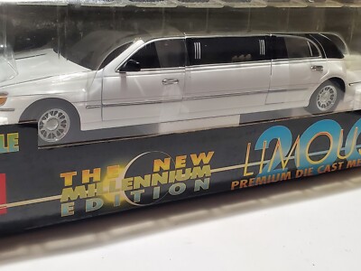 Sun Star 1999 Lincoln Town Car Stretch Limousine 1:18 Scale