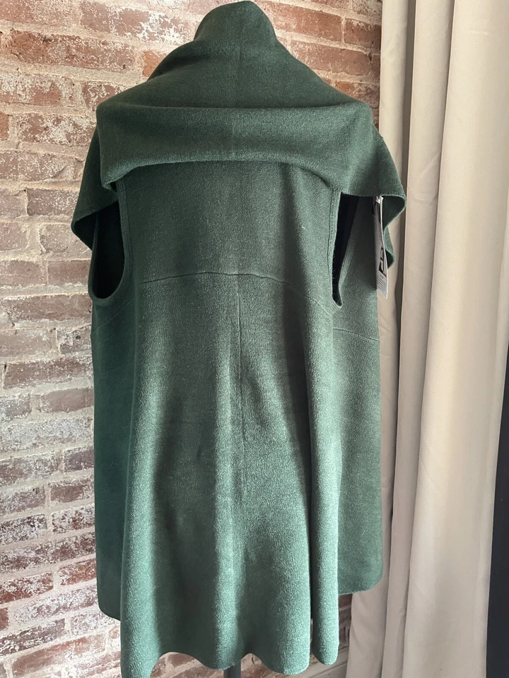 ¡Nuevo! Chaleco chal versátil verde Lou Lou Top cuello drapeado sin mangas alto-bajo Foto 3 de 4