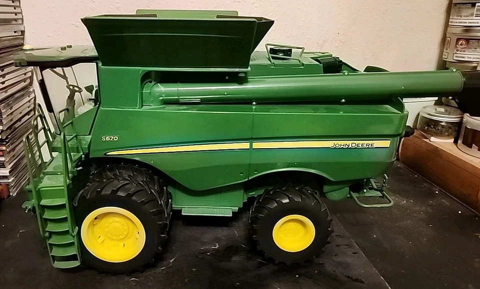 John Deere S670 Combine 1:16 Big Farm Toy ERTL Engine Sound & Lights Free Ship - Image 4 of 4
