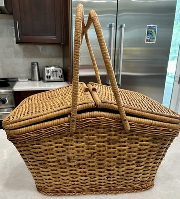 Vintage Large Lined Wicker Picnic Basket 4 X Plastic Plates Cups Utensils 7 lbs
