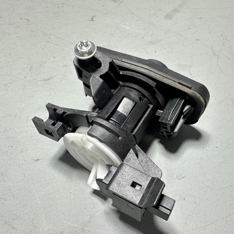 Оригинальный цилиндр замка крышки багажника Mercedes-Benz E550 2010-2017 годов выпуска - Изображение 4 из 4