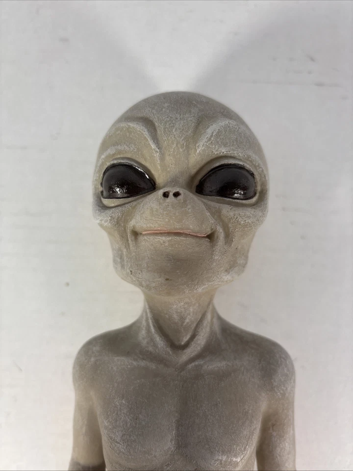 Design Toscano The Out-of-this-World Alien Extra Terrestrial Statue: Small - Image 2 of 4