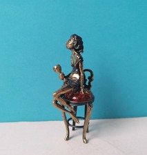 Dame auf Stuhl mit Weinglas – Messingfigur bronzefarben ca. 10 cm