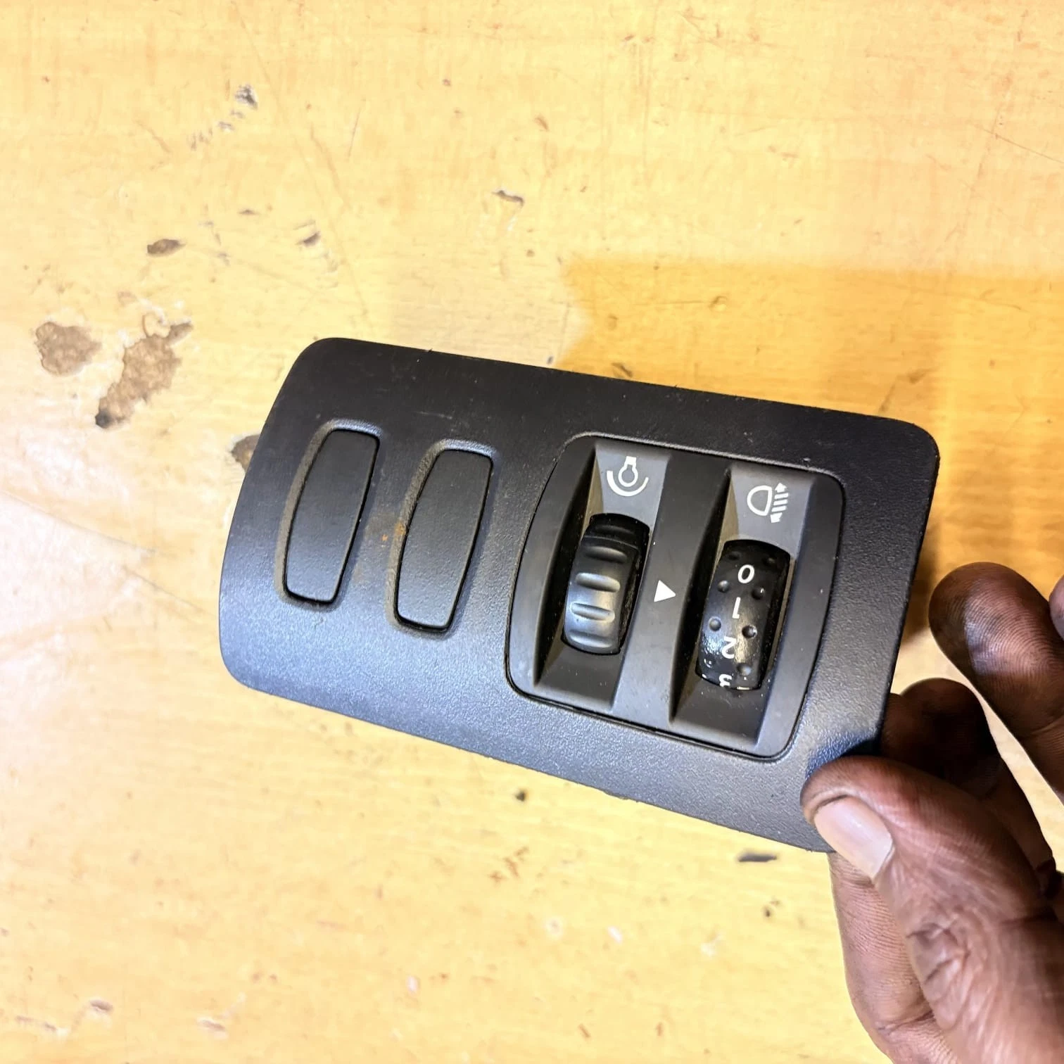 Renault Clio III dashboard headlight adjuster and dimmer switch angled view