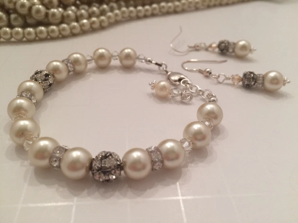 Pulsera y pendientes hechos a mano de perlas nupciales y elementos de cristal de Swarovski joyería Foto 2 de 4