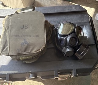US Army M40/M42 Gas Mask w/ Carry Bag – Size Medium/Large Extra Lens Inserts