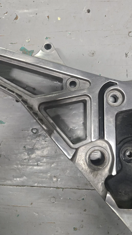 SOPORTE ESTRIBA DERECHA YAMAHA FJ1100 FJ1200 36Y-27443-00-00 Foto 3 de 4