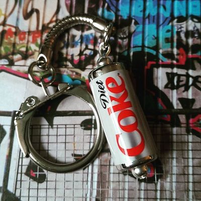 EINZIGARTIGER SCHLÜSSELANHÄNGER DIET KOKSDOSE fab COCA COLA Soda GETRÄNK GEMISCHT DOLLY