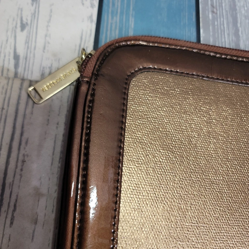 Steve Madden Tablet Ipad Estuche Cremallera Completa Viaje Escuela Trabajo Dorado/Tostado 10x8" Interior Foto 4 de 4
