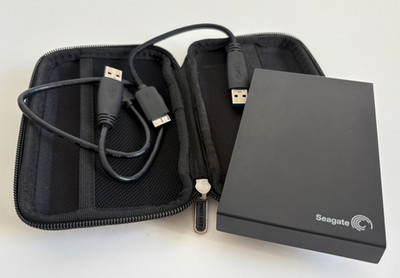 Seagate externe HDD 2 TB (PN: 1D6APB-500) - 2,5 Zoll - Mit Caselogic Etui
