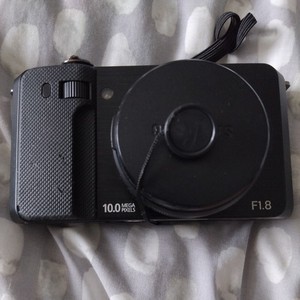 Samsung EX1 Digital Compact Camera