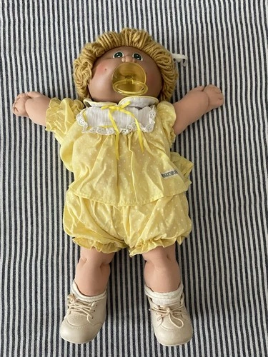 1982 Cabbage Patch Doll Girl Blonde Green Eyes with Pacifier Original Clothes