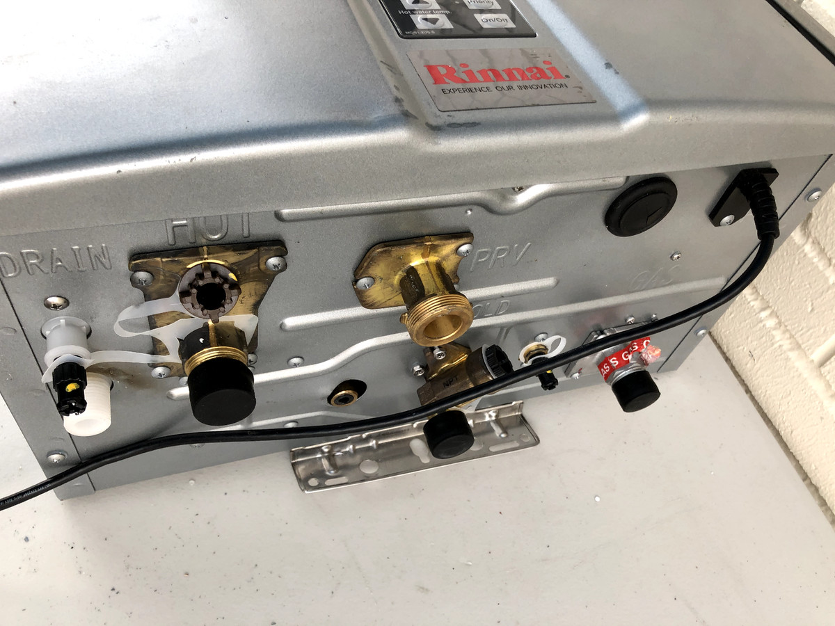 RINNAI RUR160iN WATER HEATER WITH DINGS, POWER TESTED, SEE PICTURES | eBay