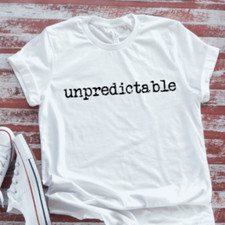Camiseta de manga corta unisex blanca impredecible