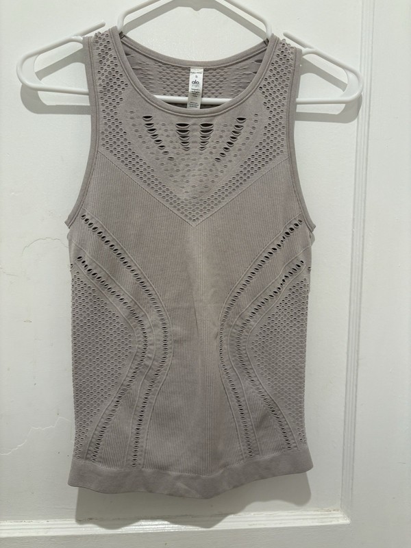 ALO ATHLETIC TOP IN MUSHROOM SMALL EUC