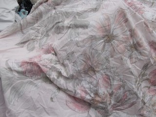 Dunelm King Size Duvet Inc. Four Pillowcases. Reverse