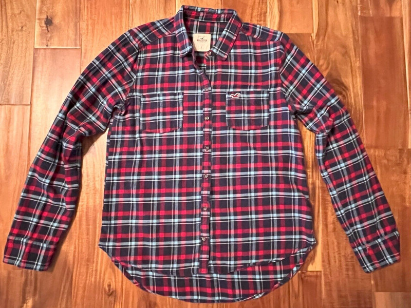 Women's HOLLISTER Red & Navy plaid long sleeve flannel shirt, Size LARGE, EUC