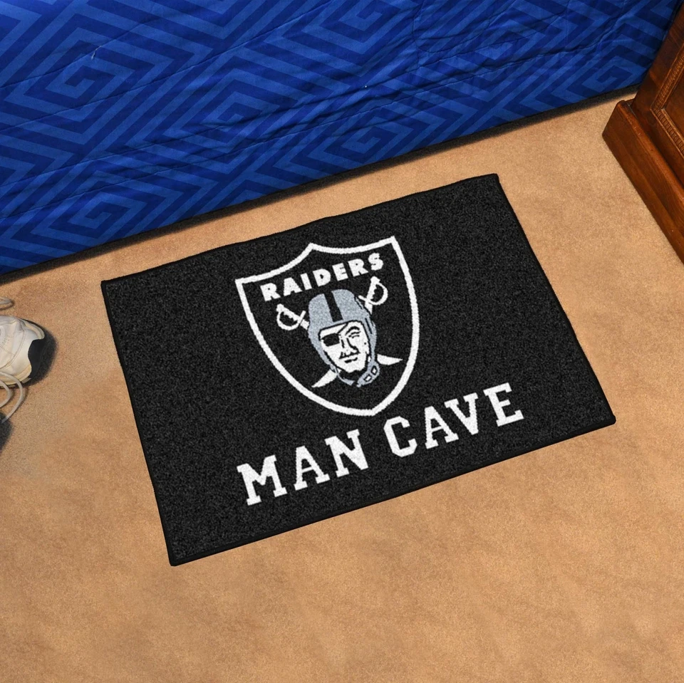 Alfombra de acento FANMATS 14349 Las Vegas Raiders Man Cave Starter Mat - 19 pulgadas x 30i... Foto 2 de 2