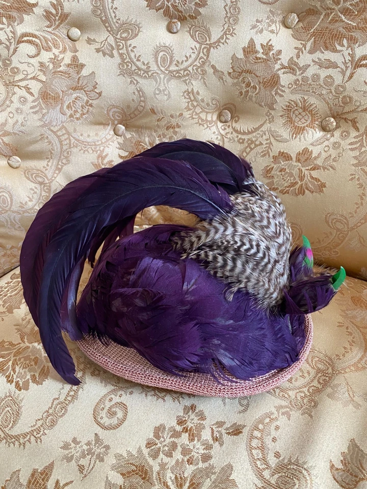 Antiguo sombrero de pájaro púrpura emplumado de la década de 1940 Foto 3 de 4