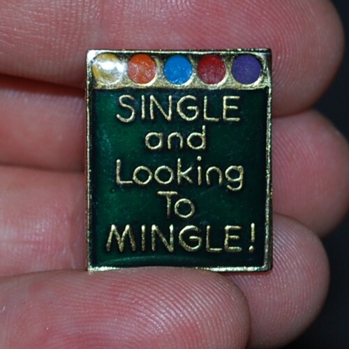 Vintage Single und Looking To Mingle 0,75"x,85" Pin