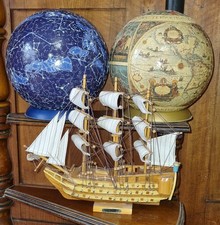 Sternenglobus, Sternzeichen, historische antike Weltkarte, Schiffsmodell Victory