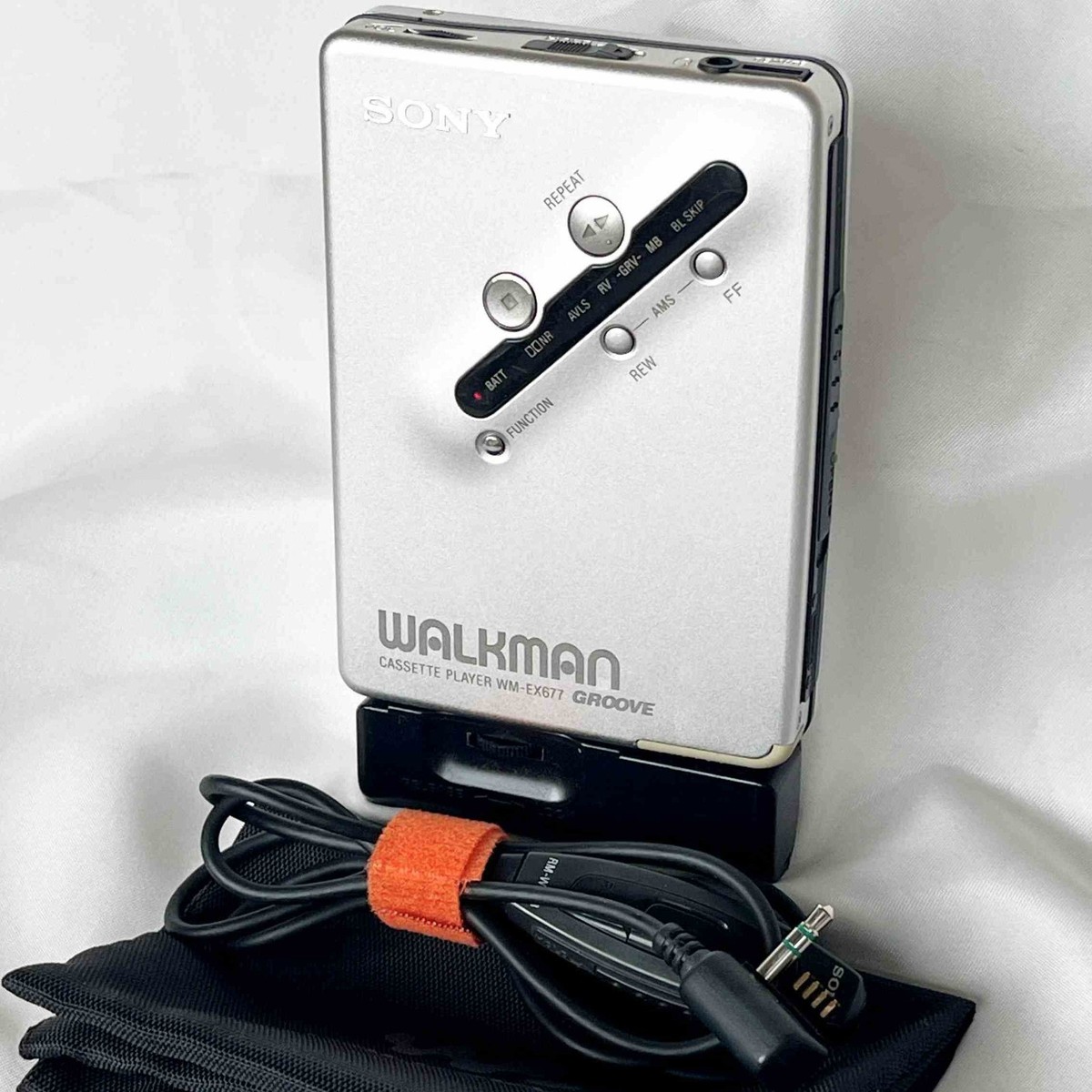SONY WALKMAN WM-EX677　良品 SONY WM-EX677 1999 W/accessories Silver Walkman Cassette