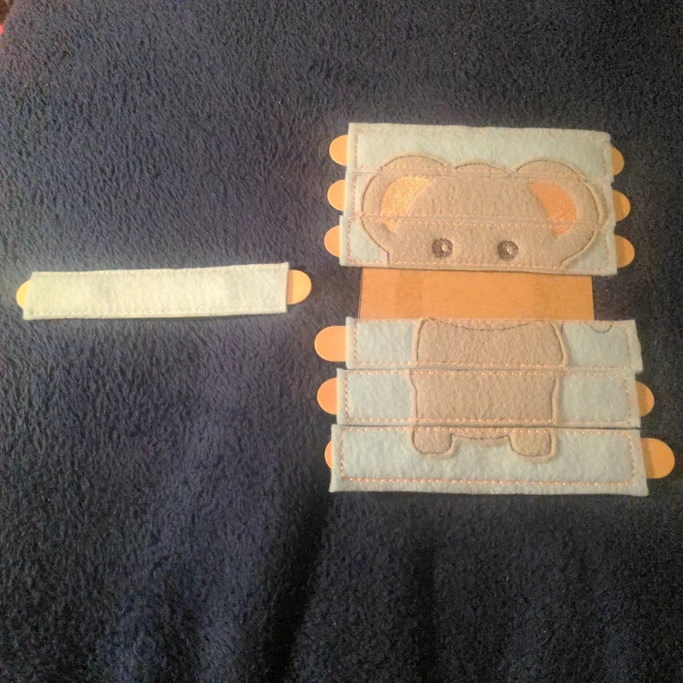 Rompecabezas de palo de fieltro hecho a mano - lindo ratón gris, fondo azul ls Foto 3 de 4