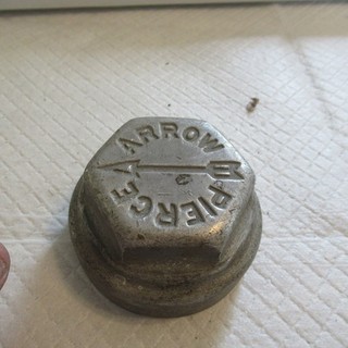 VINTAGE PIERCE ARROW GREASE AND WHEEL HUB CENTER CAP