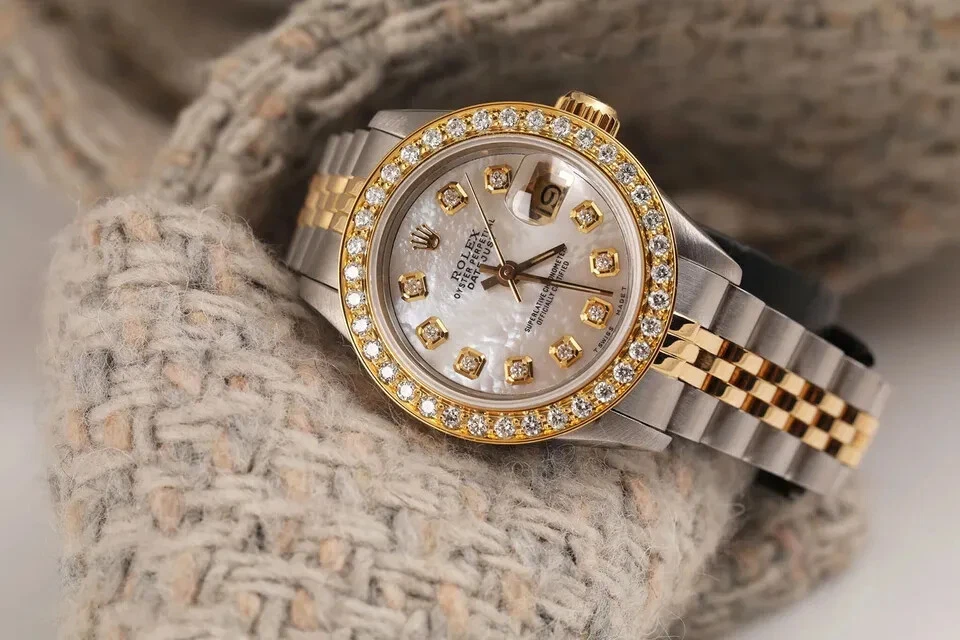 Женские часы Rolex Datejust 26 мм белый перламутровый циферблат с бриллиантовой рамкой 2 тона - Изображение 3 из 4