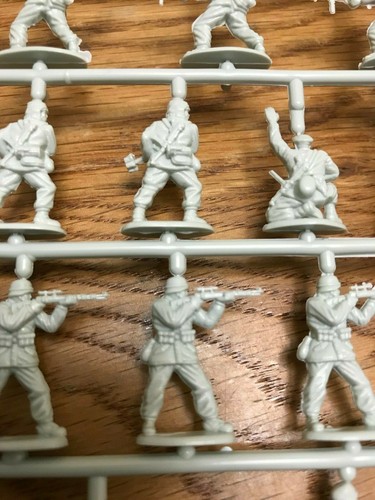 ✰SHIPS FREE/US✰ TIGER I Ausf E & German Wehrmacht WINTER Infantry 1/72 Revell VR - Picture 6 of 12